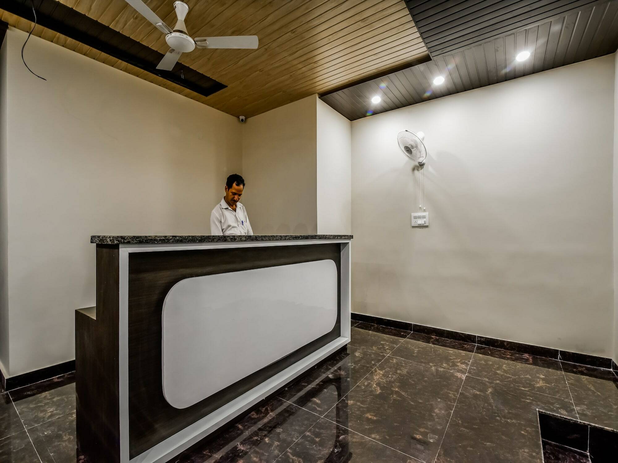 Oyo 18408 Twilight Hotel